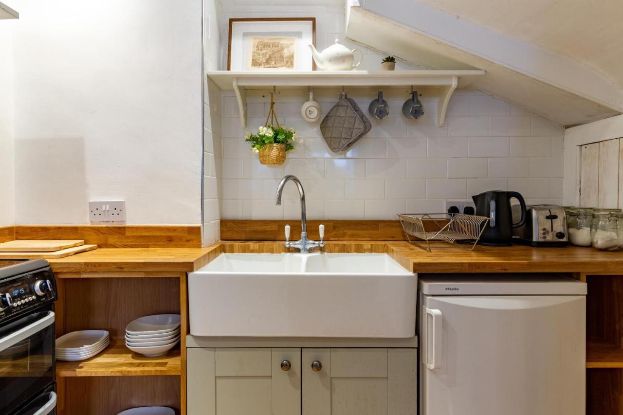 The Shoe Box Cottage With Allocated Parking Malmesbury Bagian luar foto
