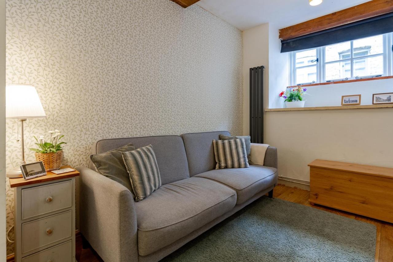The Shoe Box Cottage With Allocated Parking Malmesbury Bagian luar foto