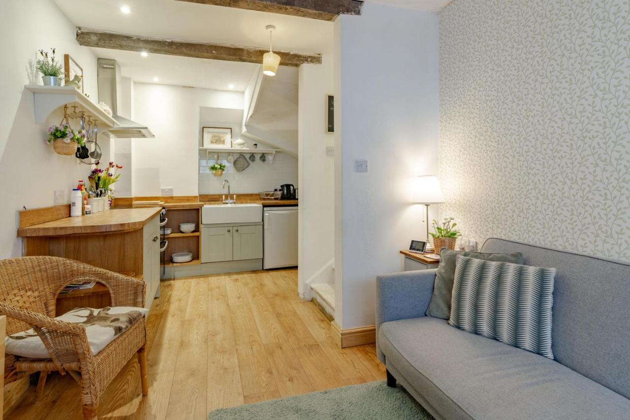 The Shoe Box Cottage With Allocated Parking Malmesbury Bagian luar foto