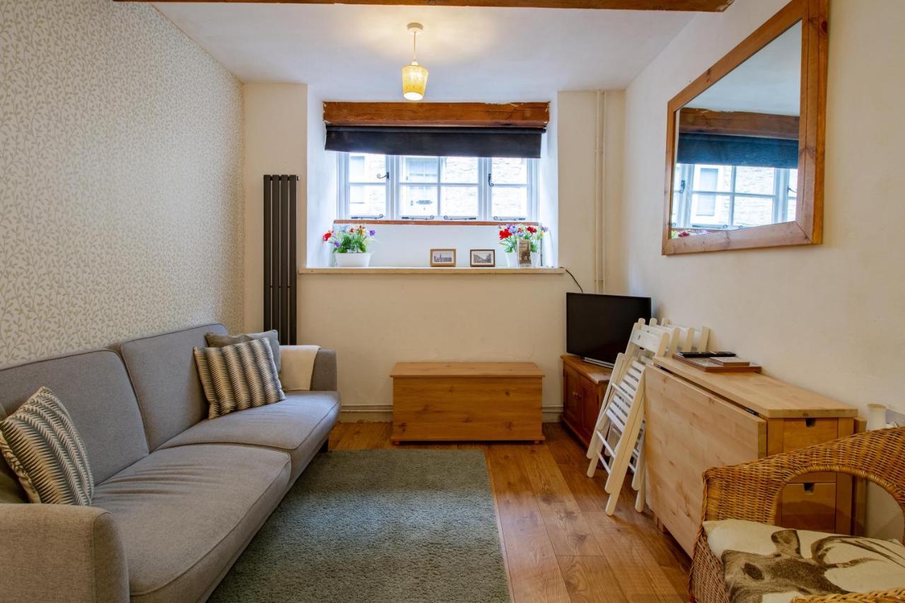 The Shoe Box Cottage With Allocated Parking Malmesbury Bagian luar foto