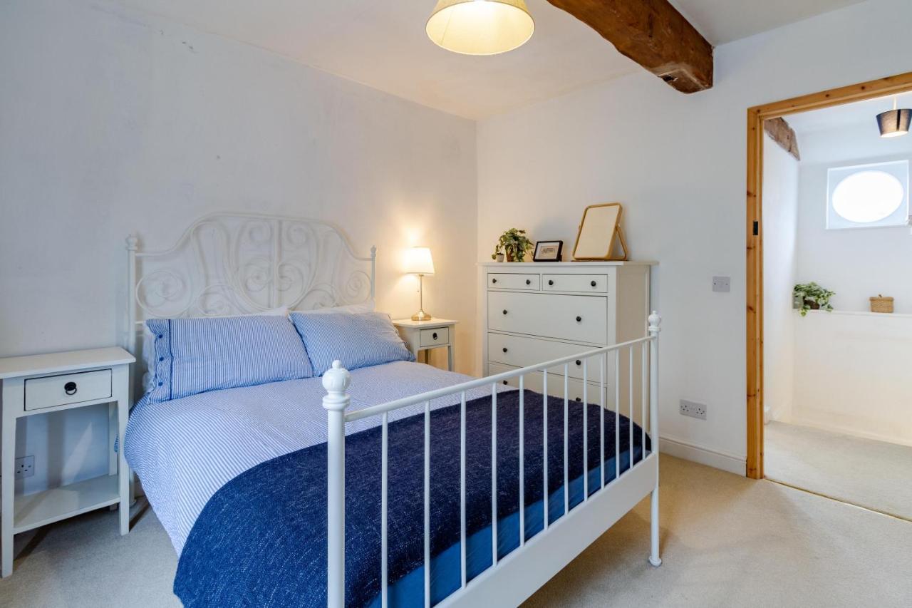 The Shoe Box Cottage With Allocated Parking Malmesbury Bagian luar foto